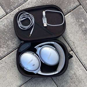 Bose noise canceling Bluetooth Quiet comfort headphones w/all additional plugs